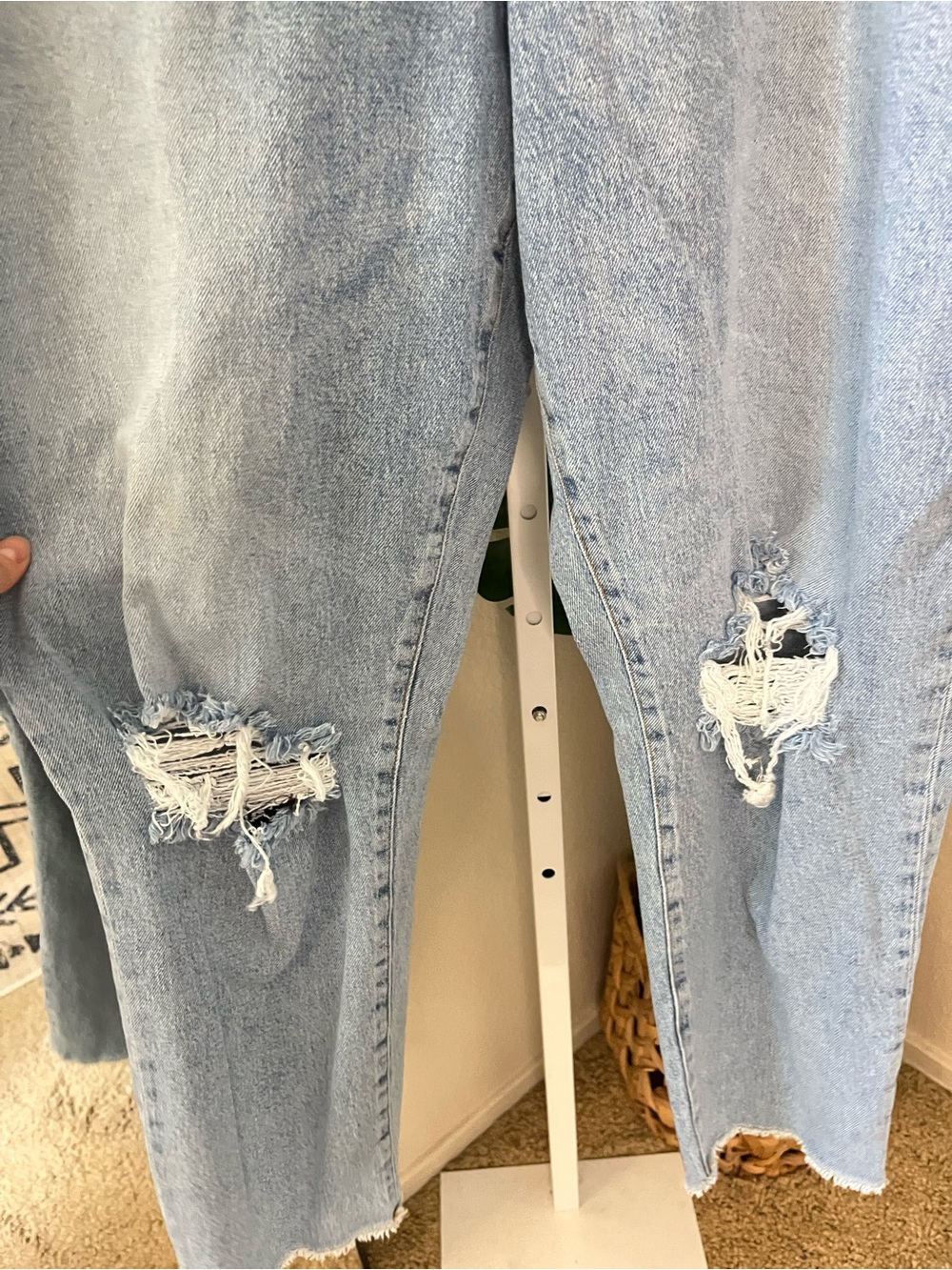 Good American Distressed Cropped Straight Leg Jeans Size 16 | Light Wash Denim - Picture 4 of 5